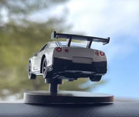 🚗 Obracające się autko na deskę rozdzielczą – efekt driftu w Twoim aucie!